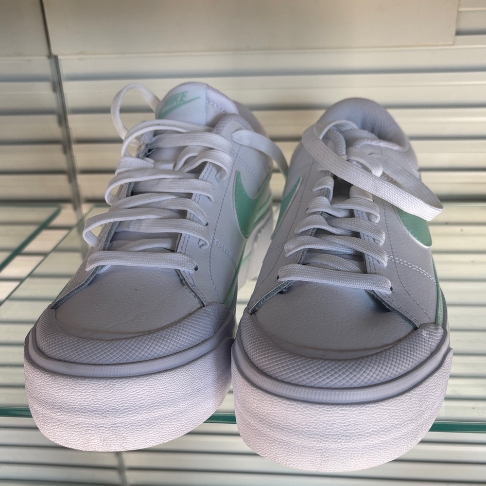 Authentic Nike Women's court legacy lift  Sneakers White and Mint Green size 8.5 - Picture 2 of 6